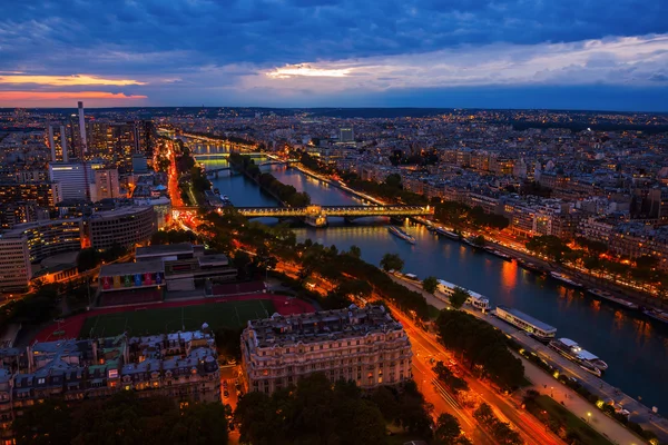 巴黎夜晚的鸟瞰图 — 图库照片