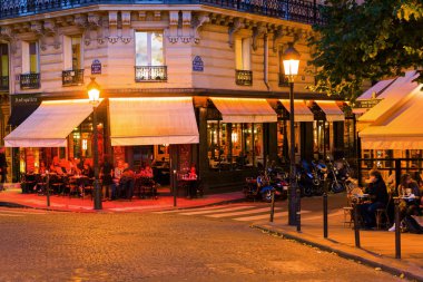 Geceleri sokak kafeleri Paris'te Ile Saint Louis