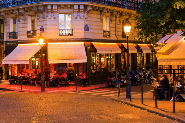 Cafés de rue sur l'Ile Saint Louis à Paris la nuit — Photo