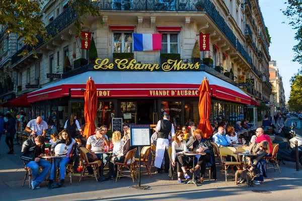 Типичное уличное кафе в Париже, Франция — стоковое фото