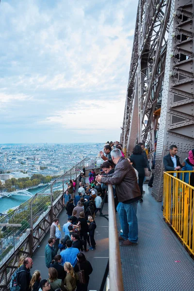 Ludzie na wieży Eiffla w Paryżu — Zdjęcie stockowe