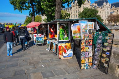 Paris'te Seine, tipik durak