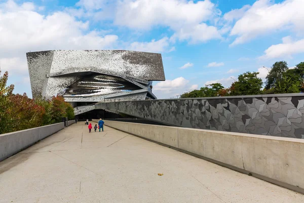 Paris, France - October 20, 2016: Louis Vuitton Foundation In The Parc Of  Boulogne With Unidentified People. It Is An Art Museum And Cultural Center  Designed By Famous Architect Frank Gehry Stock