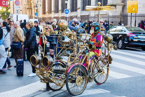 Anciano con un vehículo curioso en París, Francia — Foto de Stock