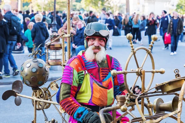 Anciano con un vehículo curioso en París, Francia — Foto de Stock