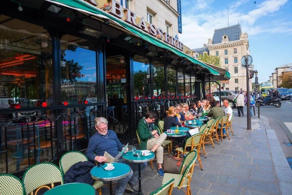 Personnes sur la Tour Eiffel à Paris — Photo