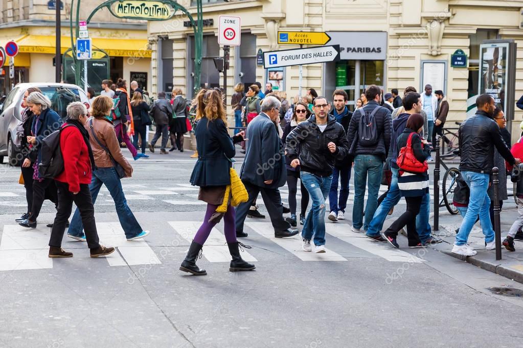 Crowds of people in the city of Paris – Stock Editorial Photo ...