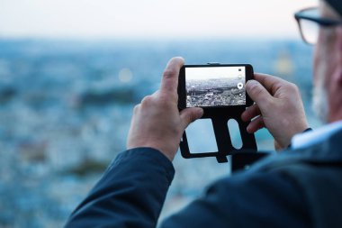 adam Eyfel Kulesi'nden fotoğraf çekme