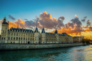 Paris'te Conciergerie görünümünü gün batımında