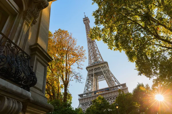 Eiffel Tower in Paris at sunset — Stock Photo, Image