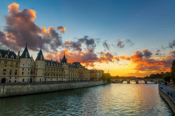 Vue sur la Conciergerie à Paris au coucher du soleil — Photo
