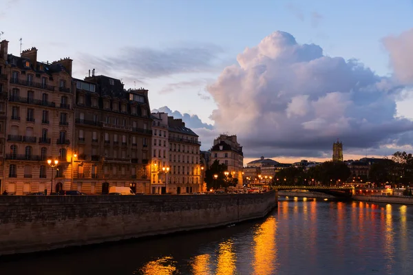 Vue sur la Seine au crépuscule — Photo