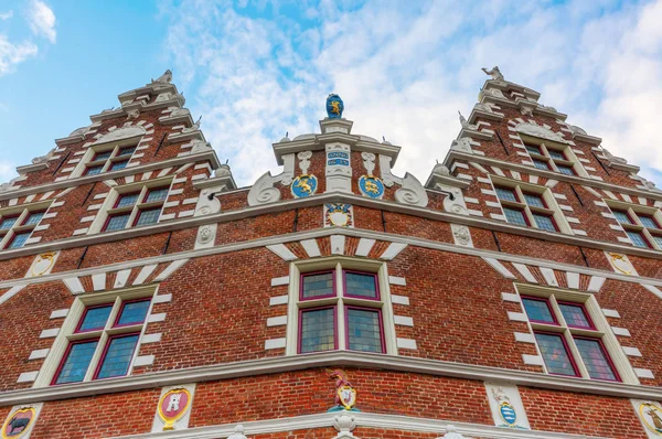 Πρόσοψη ενός ιστορικού κτηρίου σε Hoorn — Φωτογραφία Αρχείου