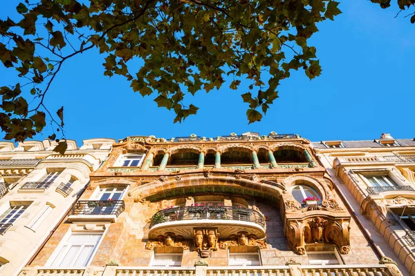 Gevel van een Art Nouveau gebouw in Parijs — Stockfoto