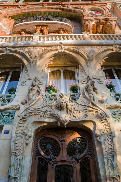 Fasáda v secesní budově v Paříži — Stock fotografie