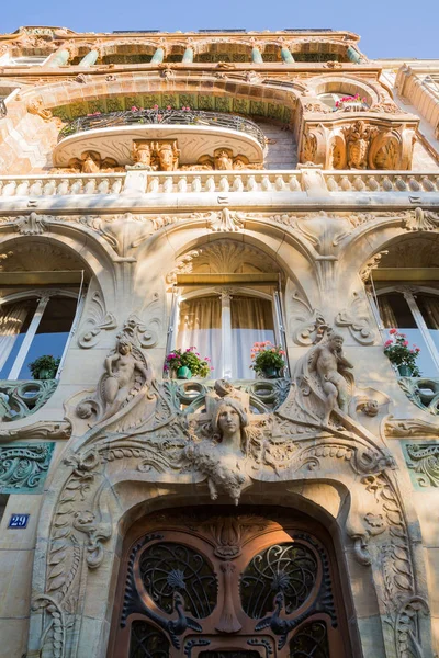 Gevel van een Art Nouveau gebouw in Parijs — Stockfoto