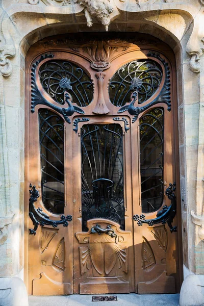 Дверь здания в стиле модерн в Париже — стоковое фото