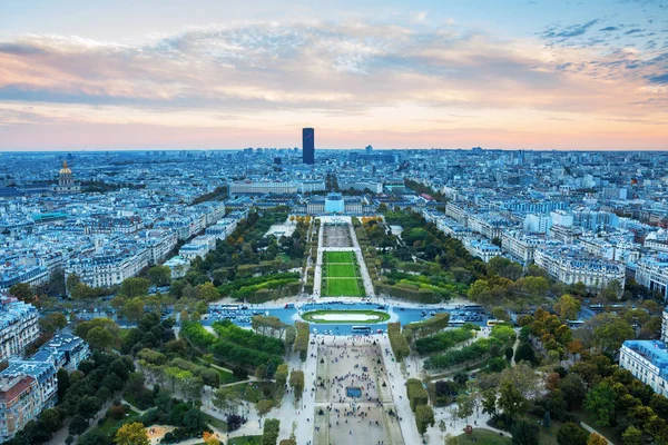 Θέα από το πύργο του Άιφελ, πάνω από το πάρκο Champs de Mars — Φωτογραφία Αρχείου