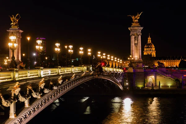 Puente Pont de Alexandre III en París por la noche — Foto de Stock