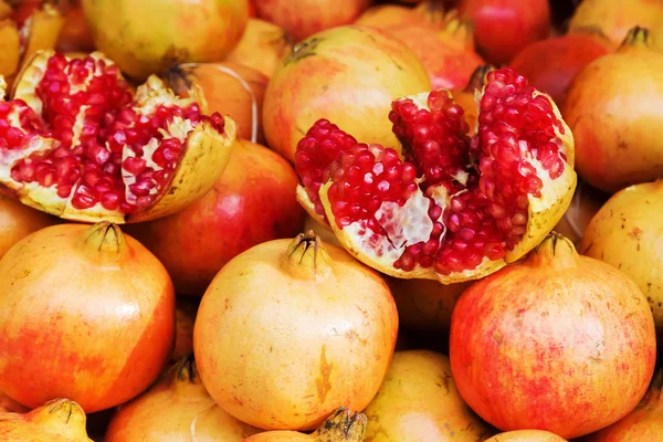 Frutas de romã em uma banca de mercado — Fotografia de Stock