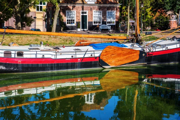Flat-bottomed boat in Enkhuizen, Netherlands — Stock Photo, Image