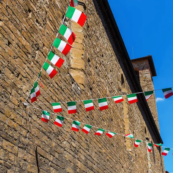 Дороги у Флоренції з італійської прапори — стокове фото