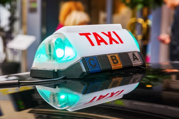Sinal de táxi de um táxi parisiense — Fotografia de Stock
