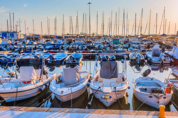 Segelbåtar i marinan i hamnen i Livorno — Stockfoto