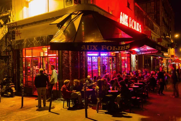Bar café no bairro parisiense Belleville à noite — Fotografia de Stock