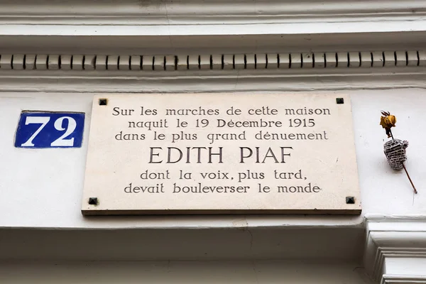 Informationstavla på födelsehuset av Edith Piaf — Stockfoto