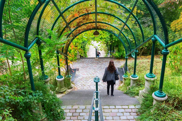 Аркада в Парке Бельвиля в Париже, Франция — стоковое фото