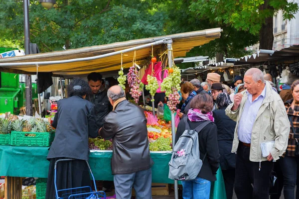 Street market en Belleville, París, Francia — Foto de Stock