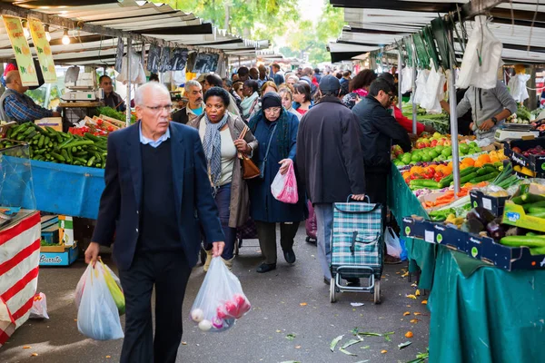 Street market in Belleville, Paris, France — Stock Photo, Image