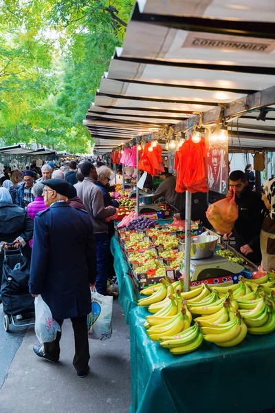 Street market en Belleville, París, Francia — Foto de Stock