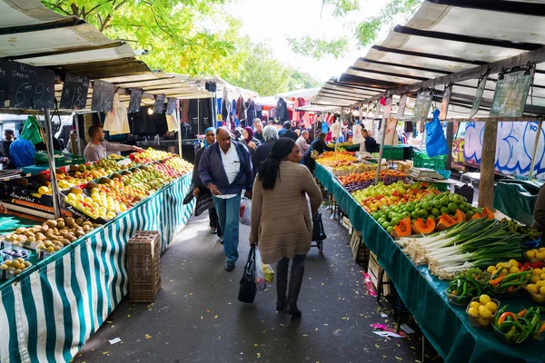 Street market en Belleville, París, Francia —  Fotos de Stock