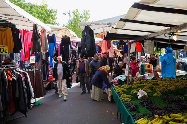 Gatan marknaden i Belleville, Paris, Frankrike — Stockfoto