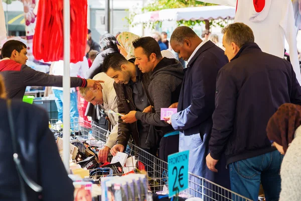 Straßenmarkt in belleville, paris, franz — Stockfoto