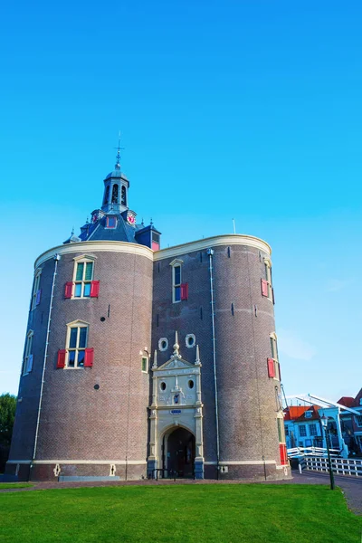 Cityscape Enkhuizen, Hollanda şehir kapısı ile — Stok fotoğraf