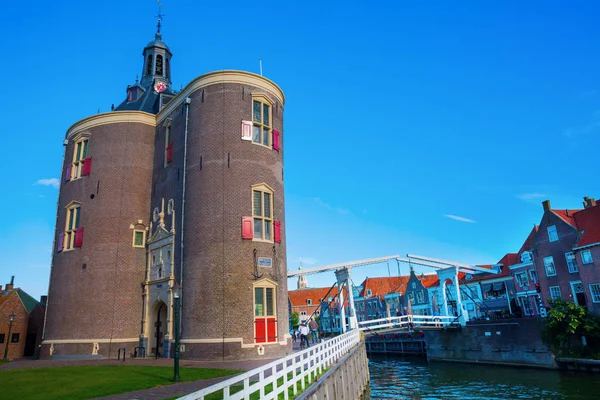 Paysage urbain avec porte de la ville d'Enkhuizen, Pays-Bas — Photo