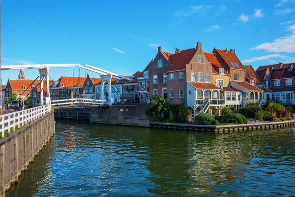 エンクホイゼン、オランダの歴史の跳開橋 — ストック写真