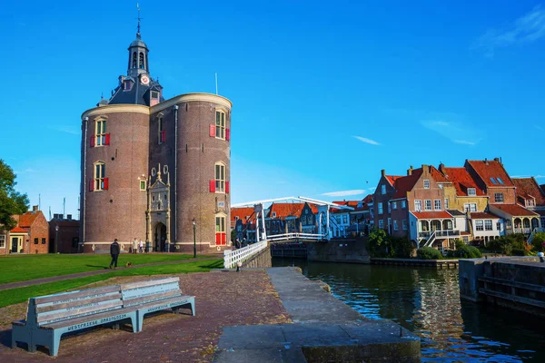 Cityscape Enkhuizen, Hollanda şehir kapısı ile — Stok fotoğraf