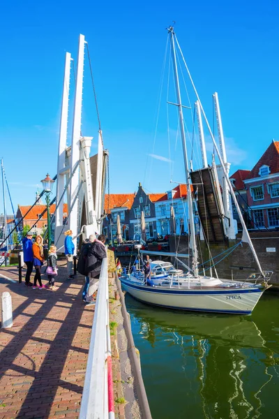 Zeilboot onder basculebrug in Enkhuizen, Nederland — Stockfoto