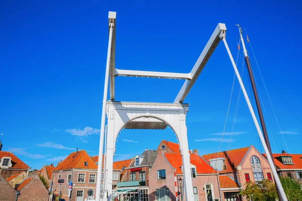 エンクホイゼン、オランダの歴史の跳開橋 — ストック写真