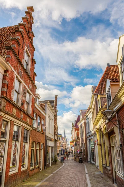 Pictureseque shopping street in Enkhuizen, Netherlands landspictureseque shopping street in Enkhuizen, Netherlands — стоковое фото