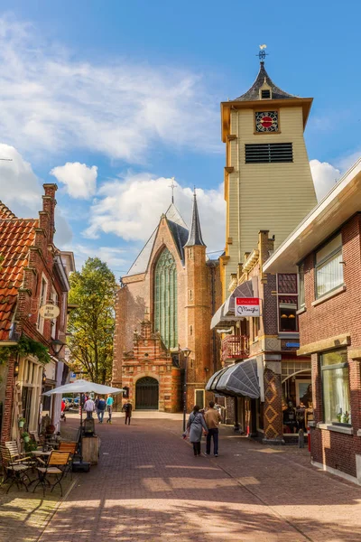 Pitoresca rua comercial em Enkhuizen, Netherlandspictureseque rua comercial em Enkhuizen, Países Baixos — Fotografia de Stock