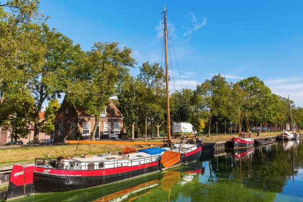 エンクホイゼン、オランダの運河シーン — ストック写真