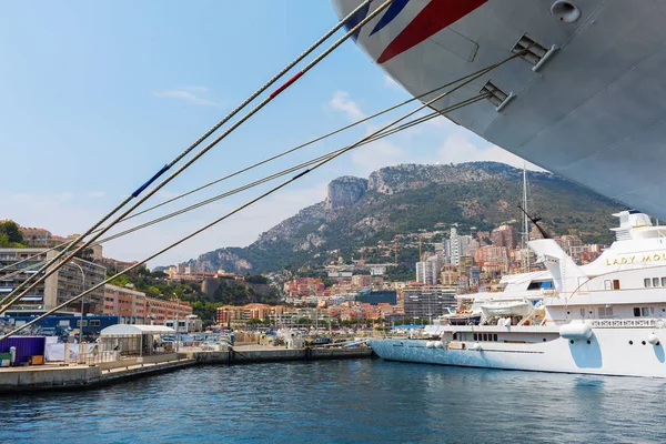 Bateau de croisière MV Azura dans le port de Monaco — Photo