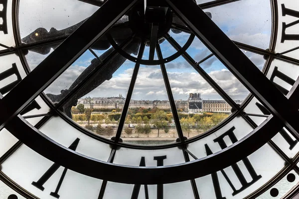 Vista attraverso l'orologio gigante del Musee dOrsay a Parigi — Foto Stock