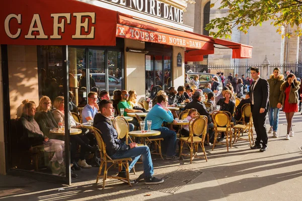 Уличное кафе в Париже, Франция — стоковое фото