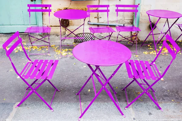Rosa Tisch und Stühle in Paris — Stockfoto